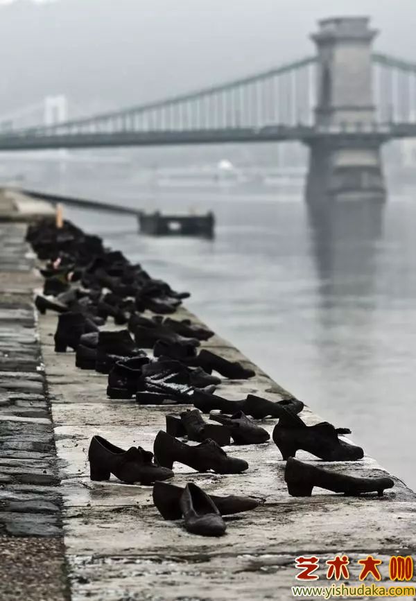 《Iron shoes》  Budapest, Hungary