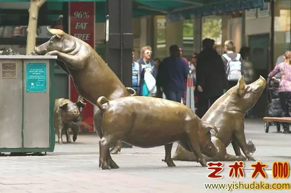 《Bronze pig statue on shopping street》  Adelaide, Australia